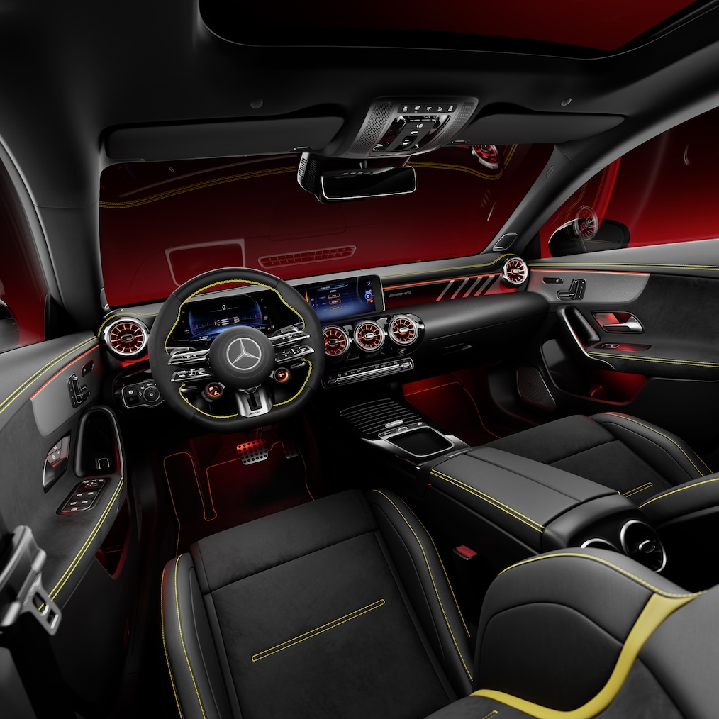 O interior do Mercedes-AMG CLA Coupé com bancos AMG Performance e volante AMG Performance.
