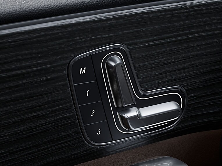 O banco do motorista ajustável eletricamente com função Memory no novo Mercedes-Benz CLA Coupé.