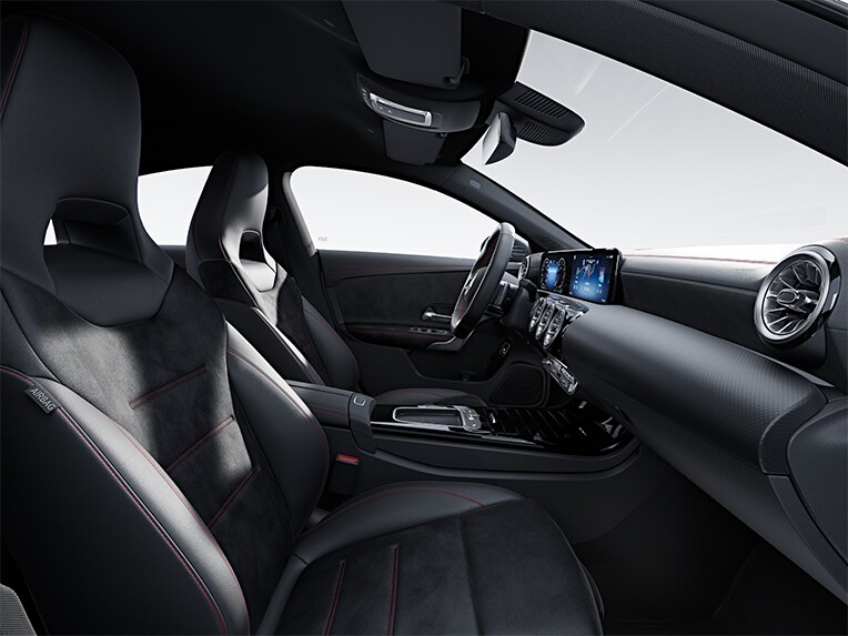 O novo Mercedes-Benz CLA Coupé com AMG Line no compartimento interno do veículo.
