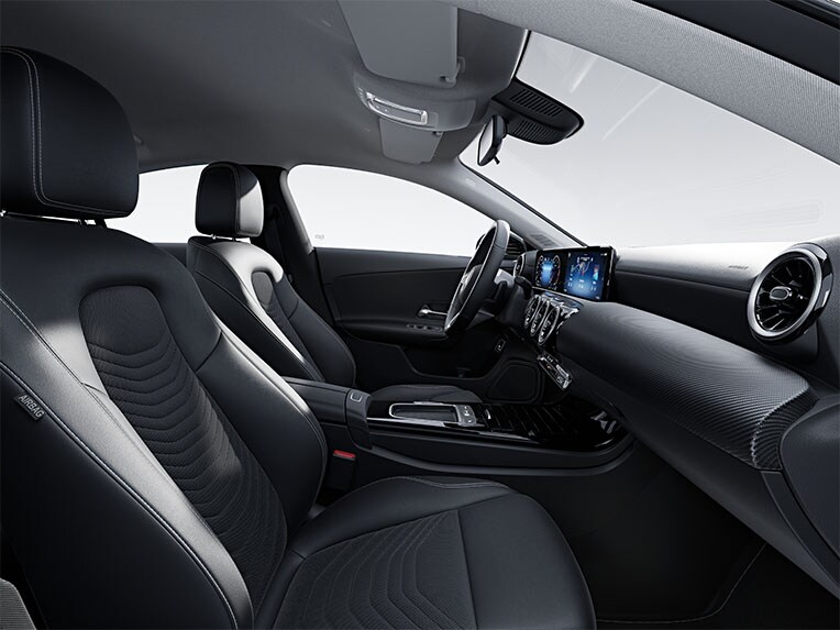 O novo Mercedes-Benz CLA Coupé com itens de série no compartimento interno do veículo.
