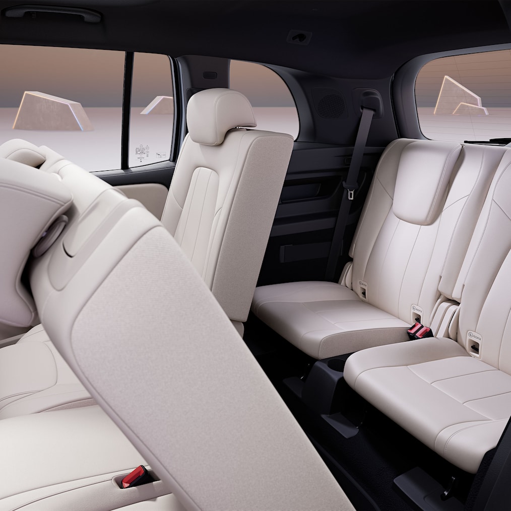 Vista através da porta lateral traseira aberta com 2ª e 3ª fileira de bancos.