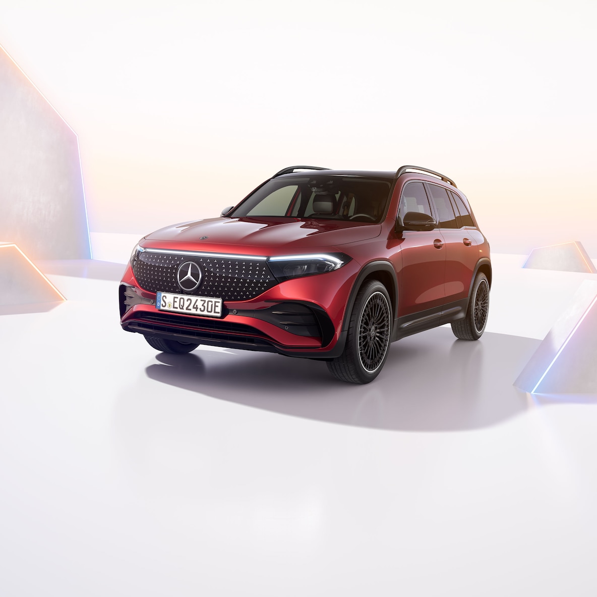 Vista lateral frontal do Mercedes-Benz EQB.