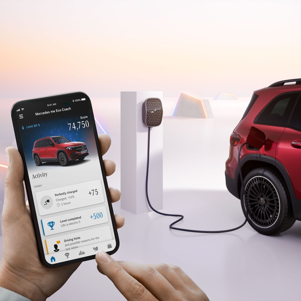 Vista de um Mercedes-Benz EQB carregando em uma estação de carga.