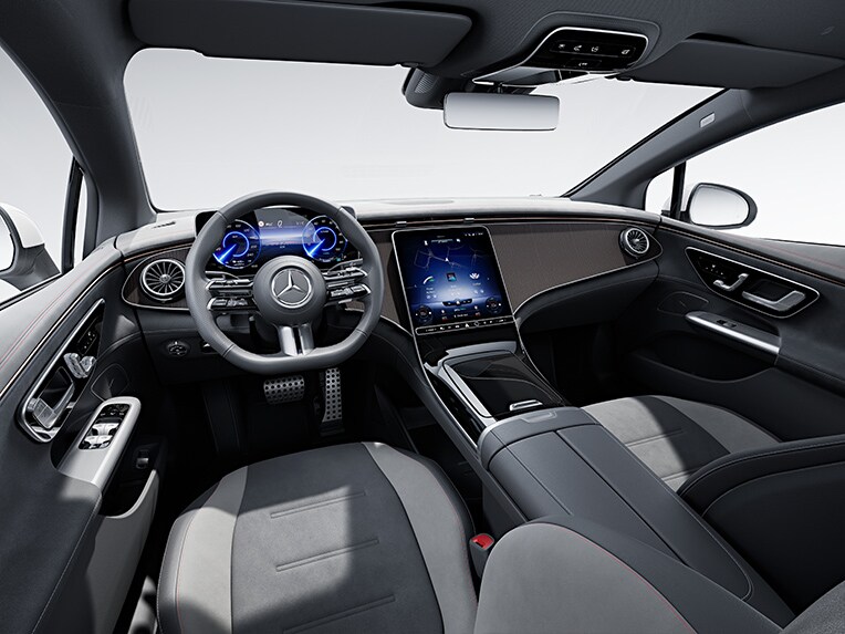 O EQE Sedan da Mercedes-Benz com interior AMG Line.