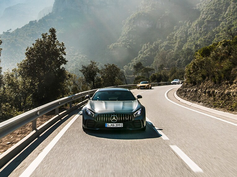 Um Mercedes-AMG GT R de uma perspectiva frontal em uma estrada.