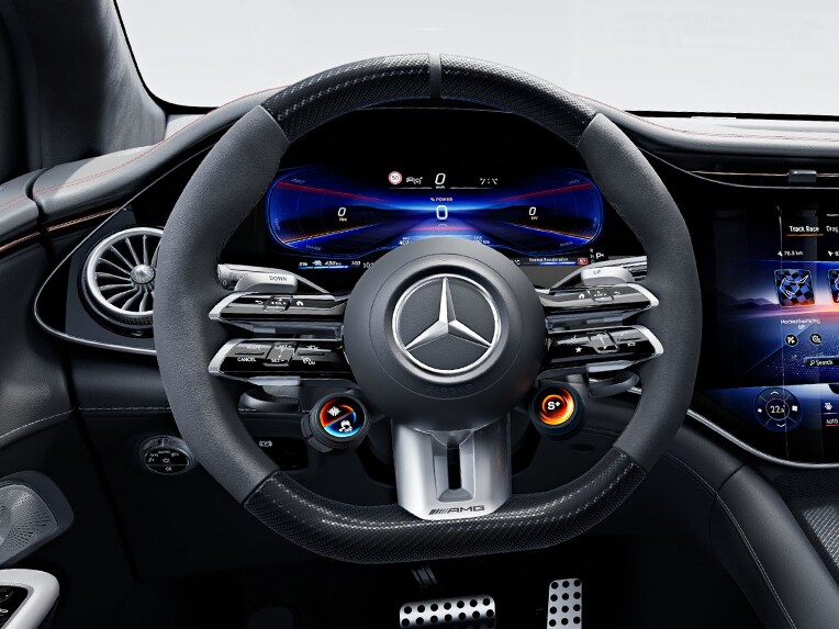 O volante AMG Performance em design de carbono/microfibra MICROCUT para o Mercedes-AMG EQE SUV.