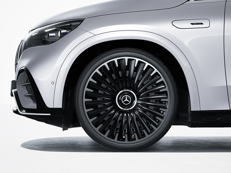 As rodas de liga leve multi raios AMG de 55,9 cm (22") para o Mercedes-AMG EQE SUV.