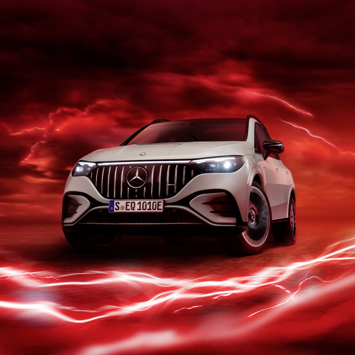 Vista frontal do Mercedes-AMG EQE 53 4MATIC+, sobre um fundo vermelho.