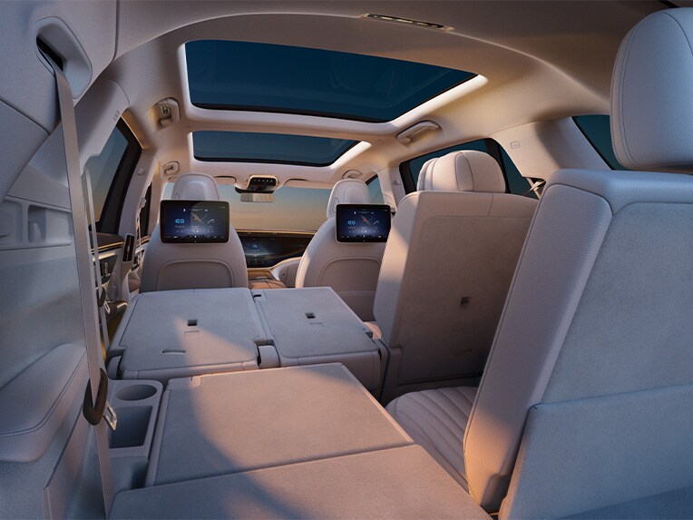 O interior do novo EQS SUV com uma segunda fileira de bancos flexível.