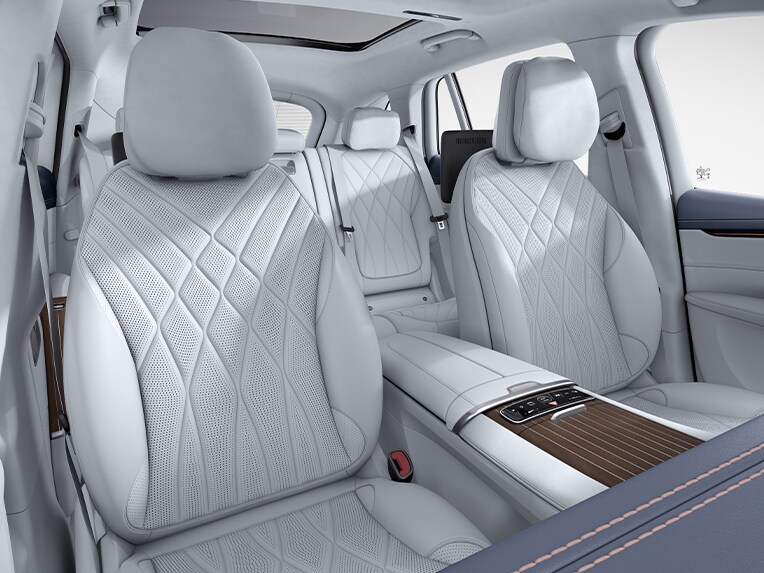 O interior do EQS SUV com Pacote Couro Napa Exclusivo.