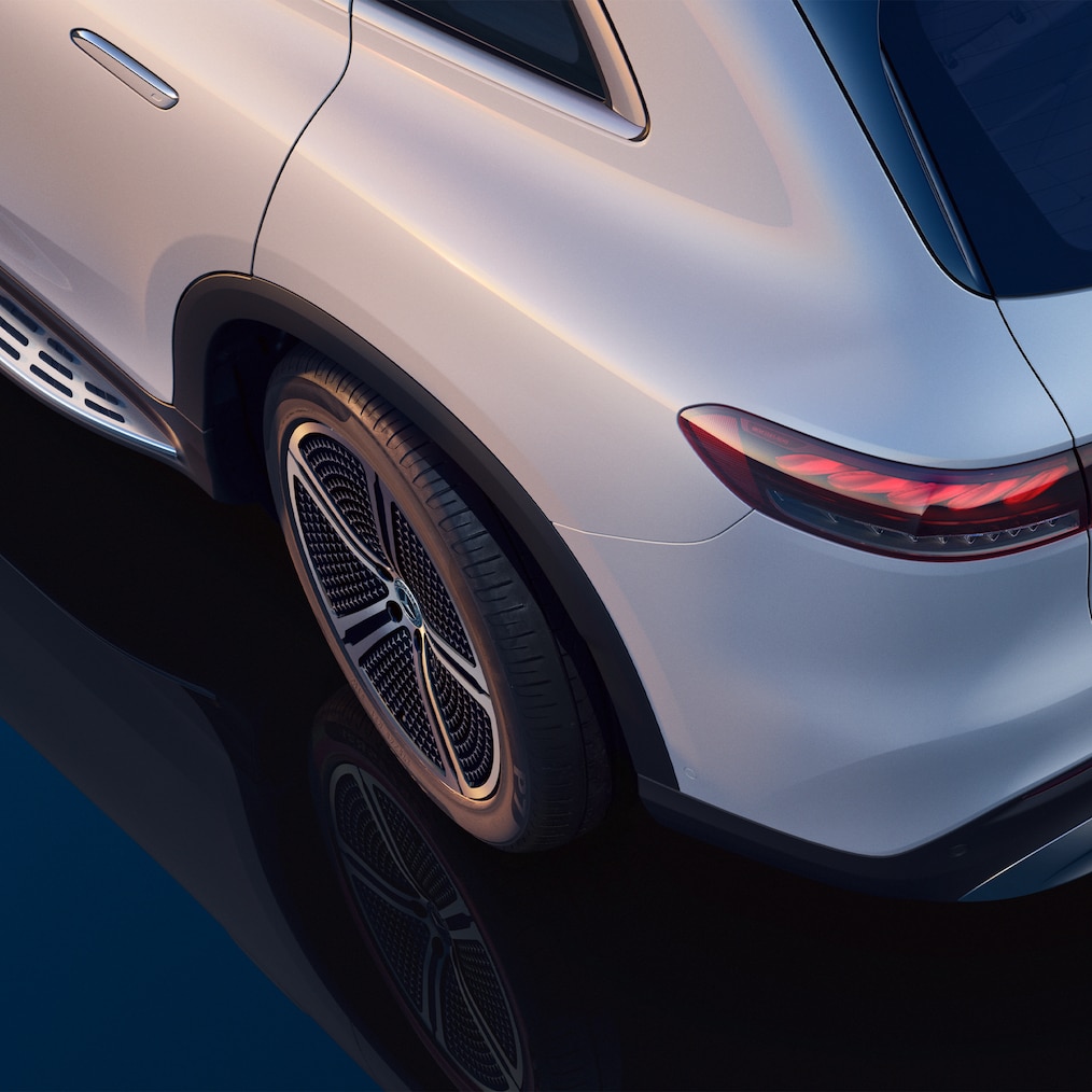 Vista de cima, mostrando a seção traseira esquerda do EQS SUV e uma roda traseira levemente virada.