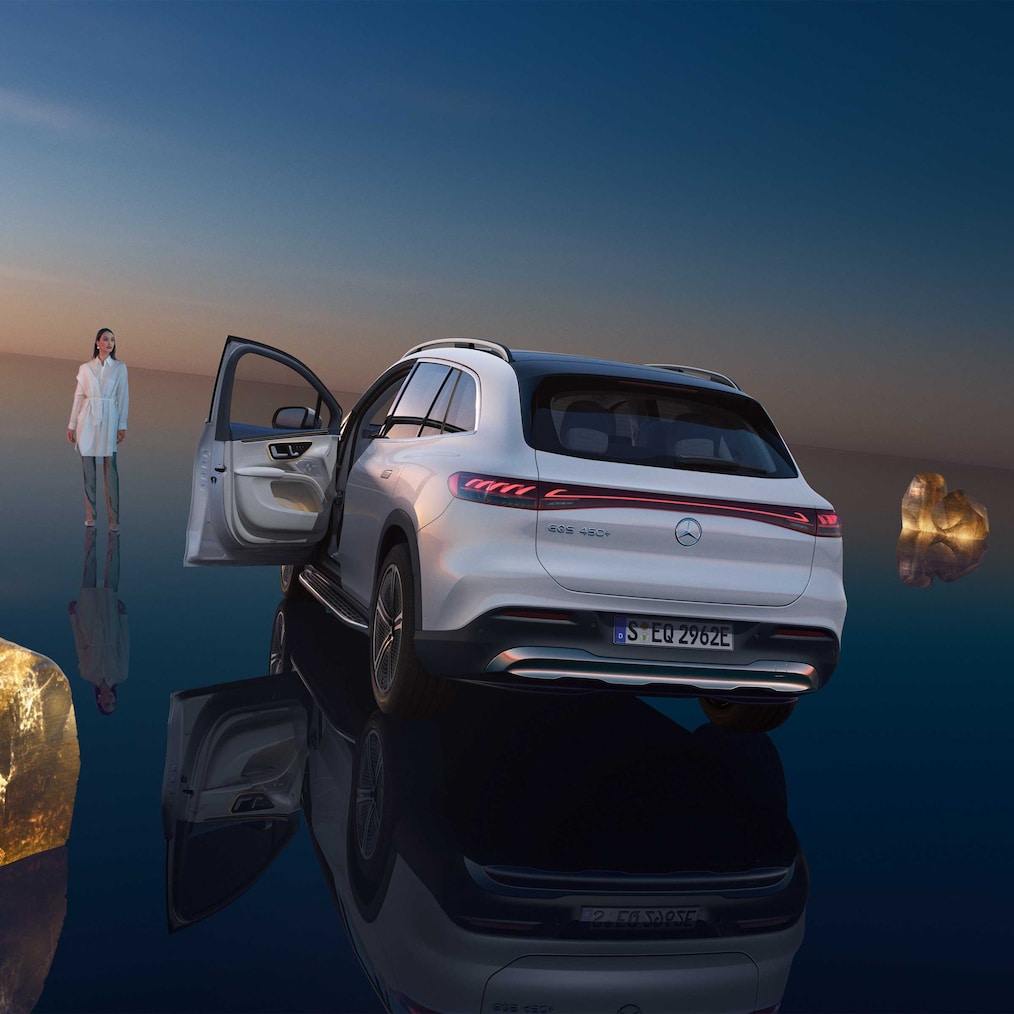 Vista traseira do EQS SUV com a porta do motorista aberta.