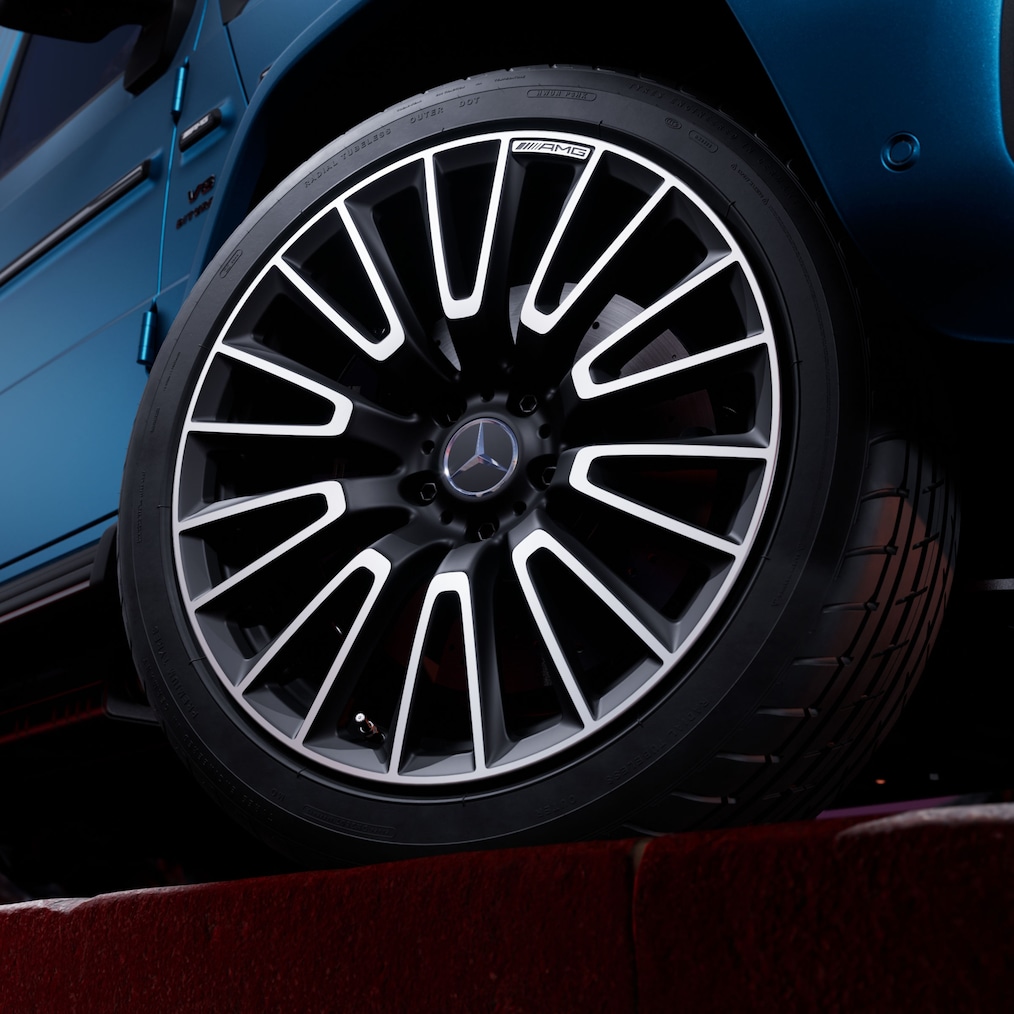 Grande plano de uma roda forjada AMG com design de raios cruzados em um Mercedes-AMG G 63 (RG4).
