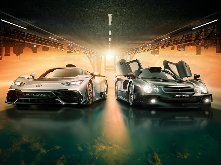 Quatro veículos Mercedes-AMG juntos, que representam os 55 anos de história da empresa Mercedes-AMG.