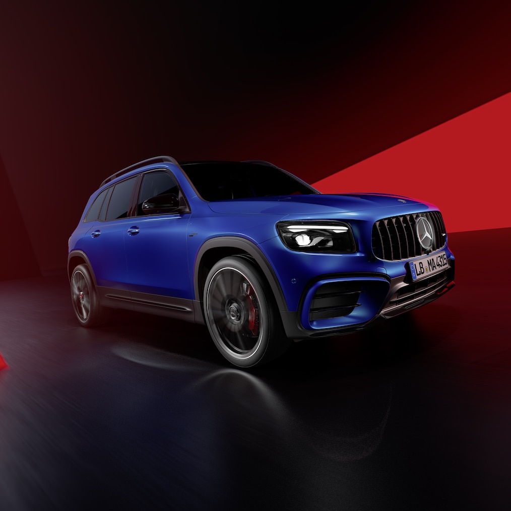 Vista lateral dianteira / traseira de um Mercedes-AMG GLB 35 4MATIC.