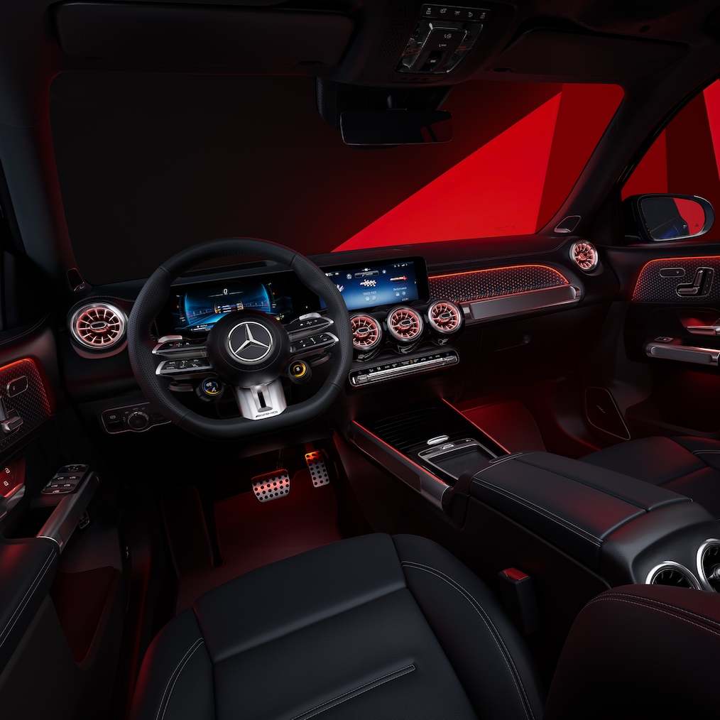 O Mercedes-AMG GLB Interior com bancos AMG Performance e volante AMG Performance.
