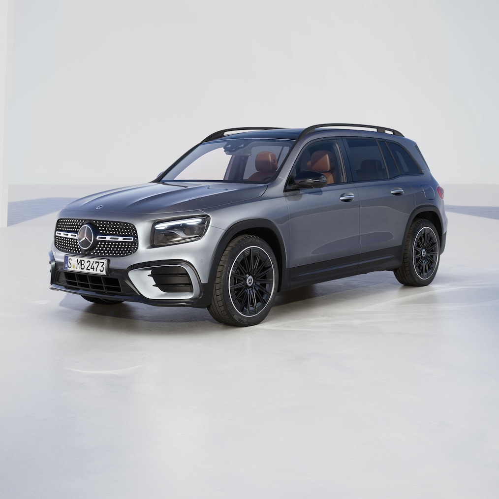 Vista frontal lateral de um Mercedes-Benz GLB SUV.