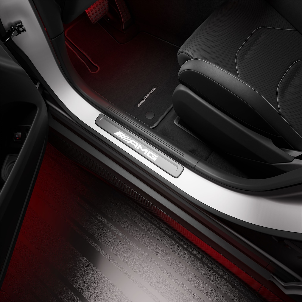 Vista de perto das soleiras das portas AMG iluminadas com a inscrição “AMG”.