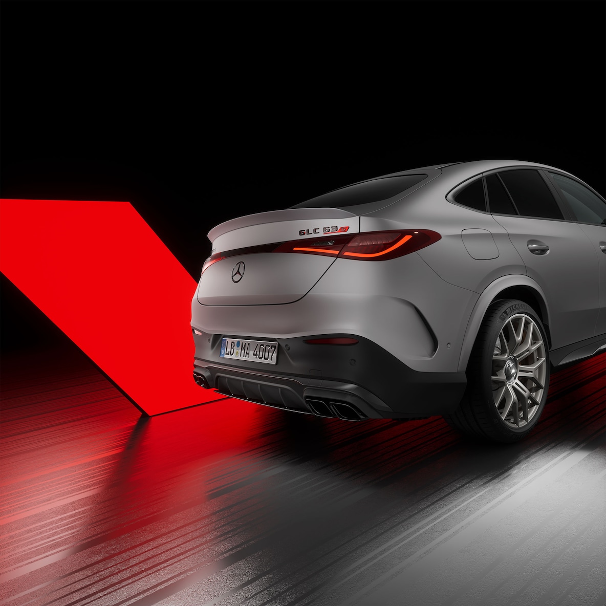 Mercedes-AMG GLC 63 S E PERFORMANCE Coupé em uma vista do lado direito na traseira.