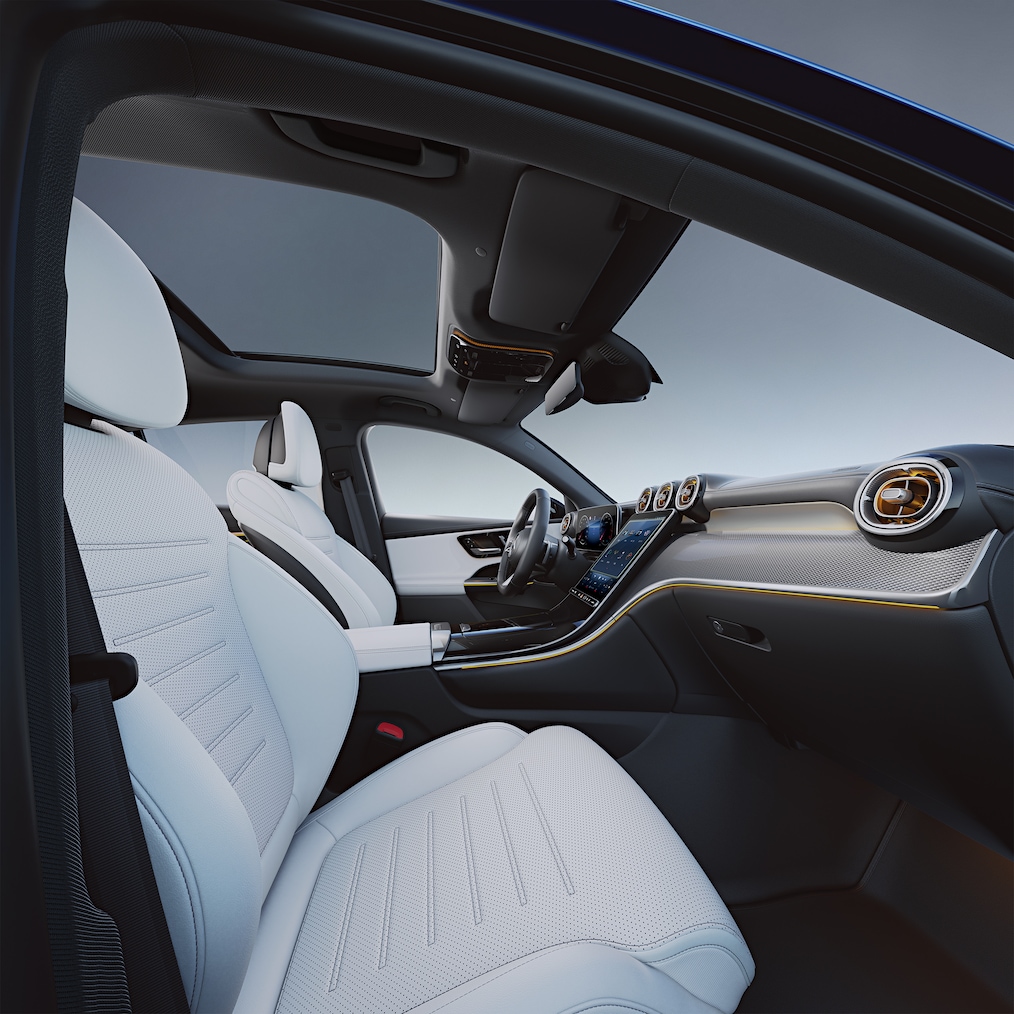 Vista de perto do posto de comando com displays em um Mercedes-Benz GLC.