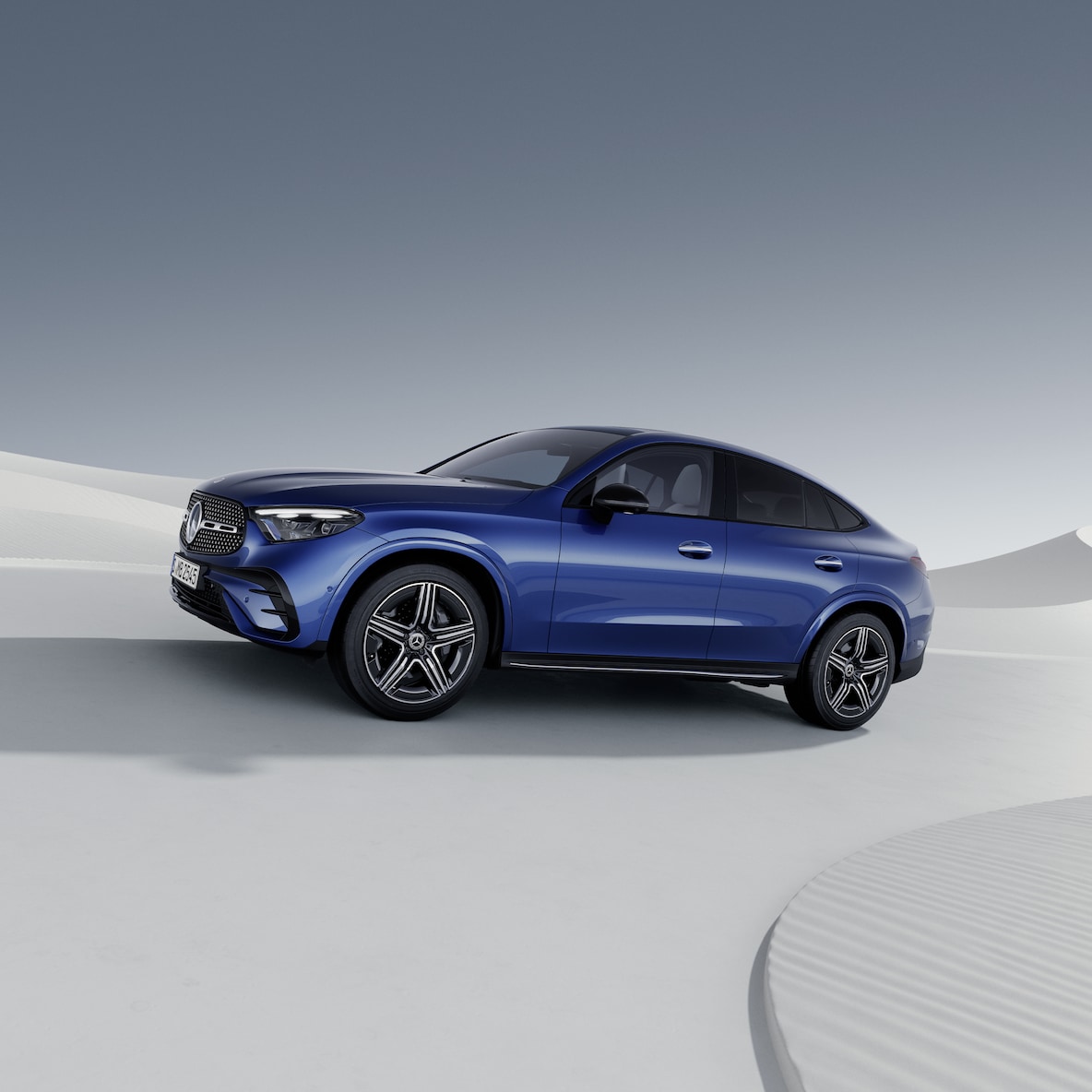 O Mercedes-Benz GLC Coupé de uma perspectiva lateral dianteira.