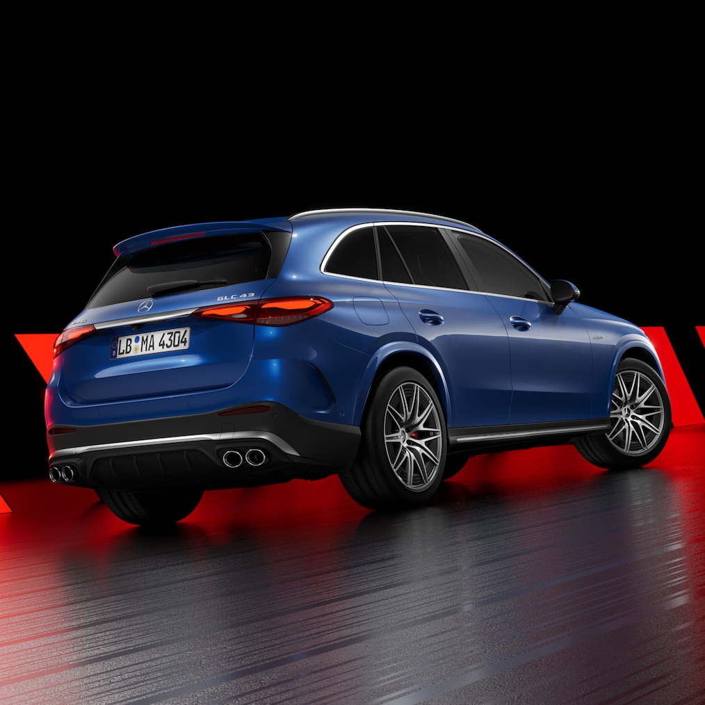 Mercedes-AMG GLC com painéis de embaladeira específicos da AMG, numa vista lateral direita da traseira.