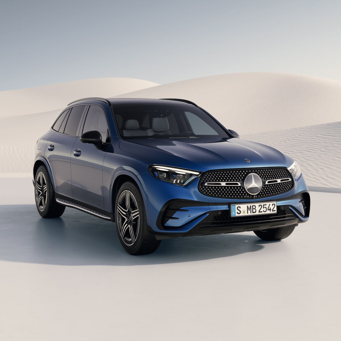 Vista lateral frontal do Mercedes-Benz GLC.