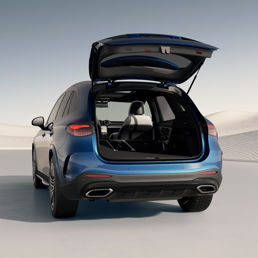 Vista através da tampa traseira aberta para o espaçoso compartimento de carga.