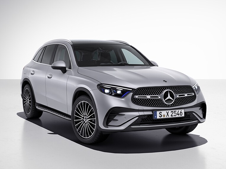 O GLC da Mercedes-Benz de uma perspectiva lateral dianteira com AMG Line.