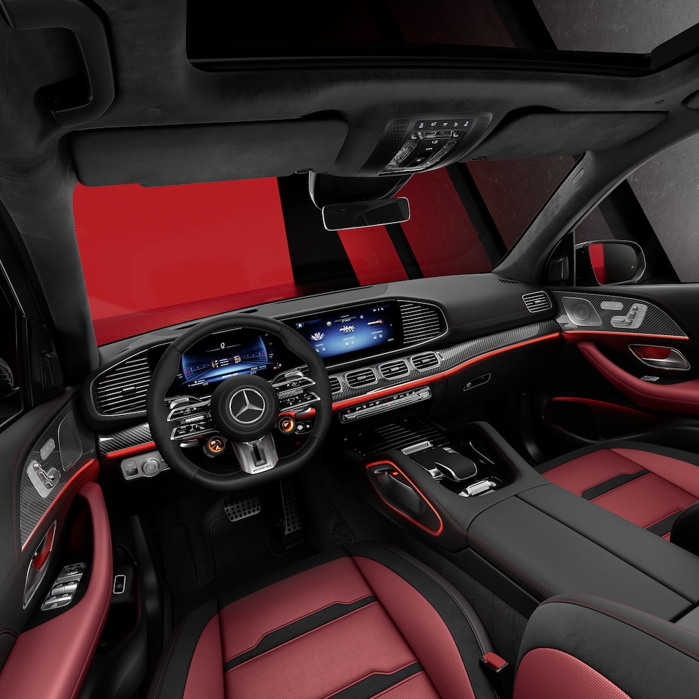 Vista lateral dos bancos dianteiros e posto de comando de um Mercedes-AMG GLE SUV.