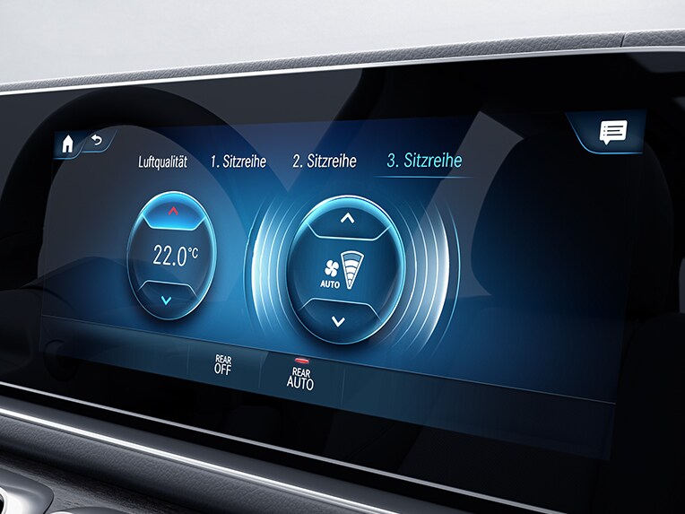 O display de mídia no compartimento interno do Mercedes GLS com visualização THERMOTRONIC.