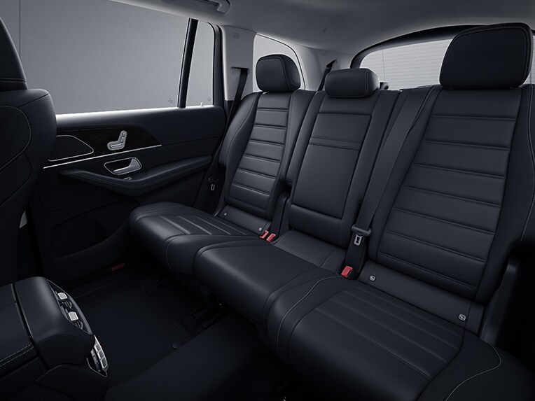 O compartimento interno do Mercedes GLS com itens de série.