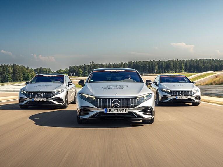 Um veículo Mercedes-AMG de uma perspectiva dianteira.