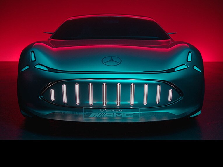 Perspectiva dianteira de um veículo Mercedes-AMG.