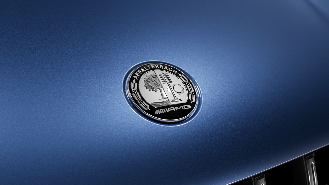 O icônico emblema AMG da Mercedes-AMG.