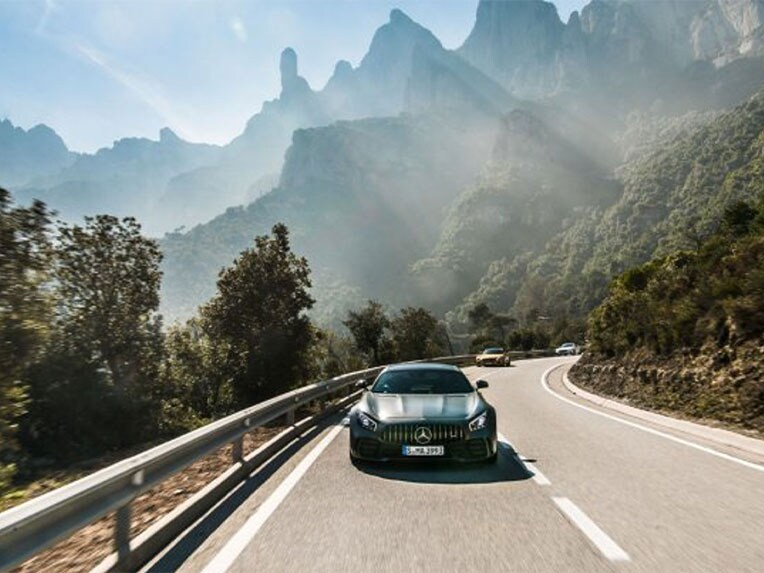 Um veículo Mercedes-AMG de uma perspectiva dianteira em uma estrada.