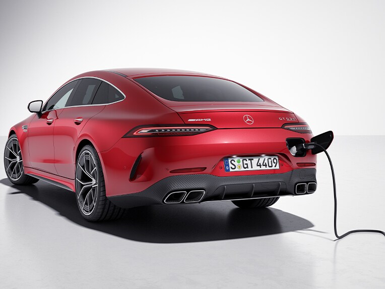 Um veículo Mercedes-AMG durante o procedimento de carga.