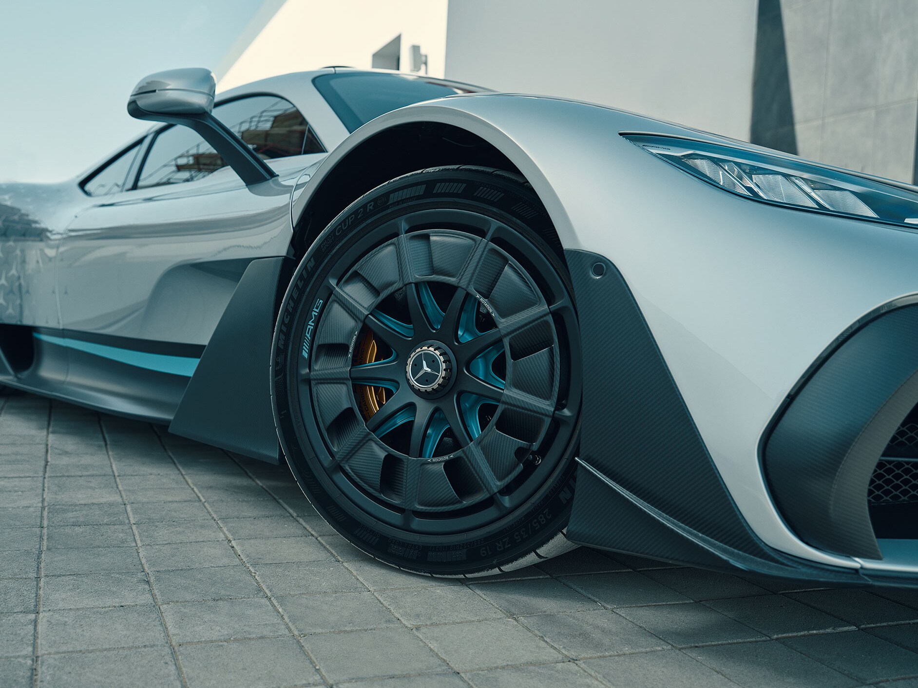 Uma perspectiva detalhada de um aro da roda do Mercedes-AMG ONE.