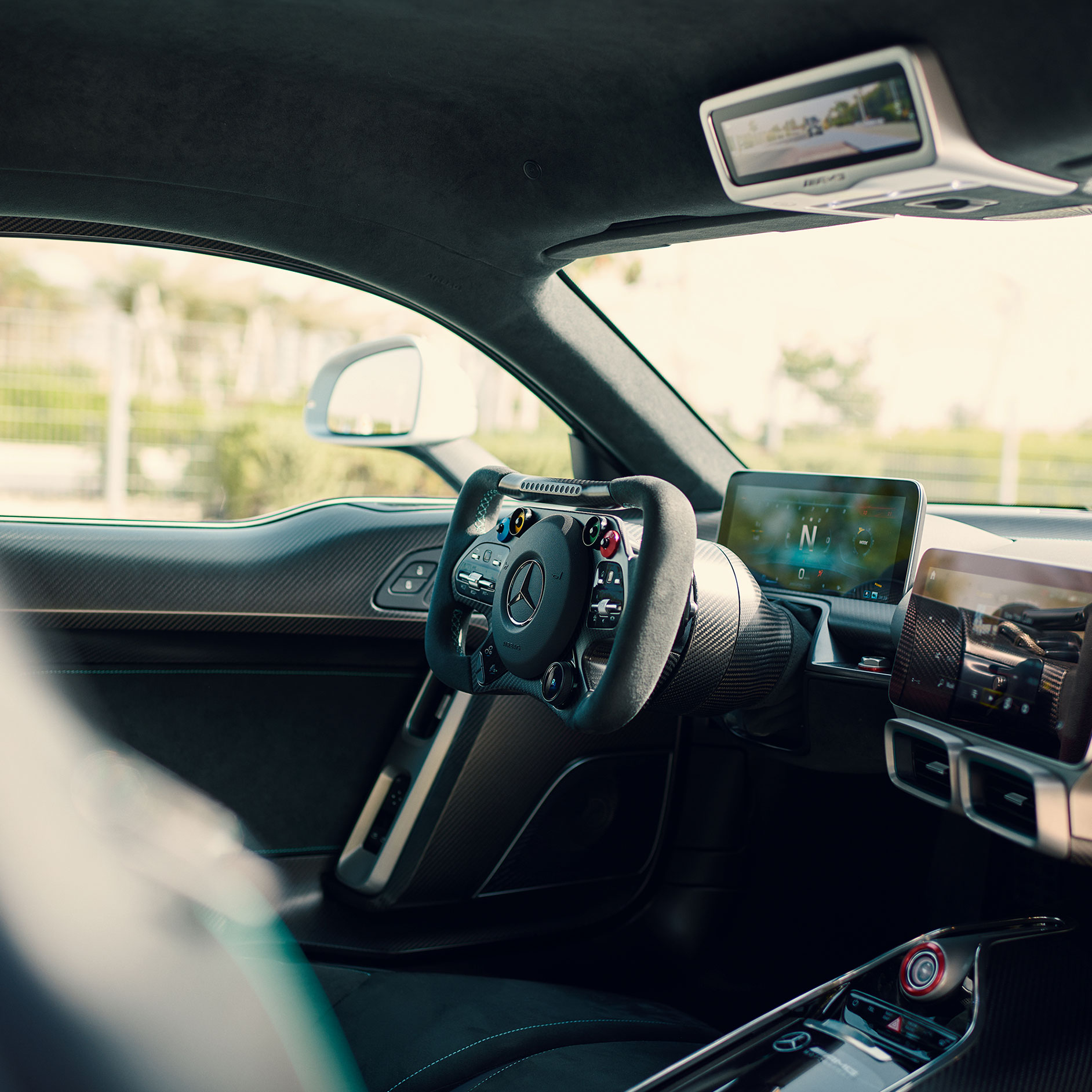 Parte interna | ONE | Mercedes-AMG O compartimento interno do veículo ONE da Mercedes-AMG.