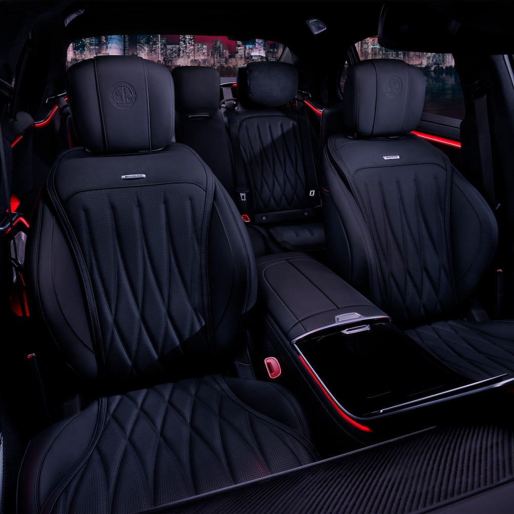 Vista frontal lateral dos bancos dianteiros e posto de comando do Mercedes-AMG S 63 E PERFORMANCE.