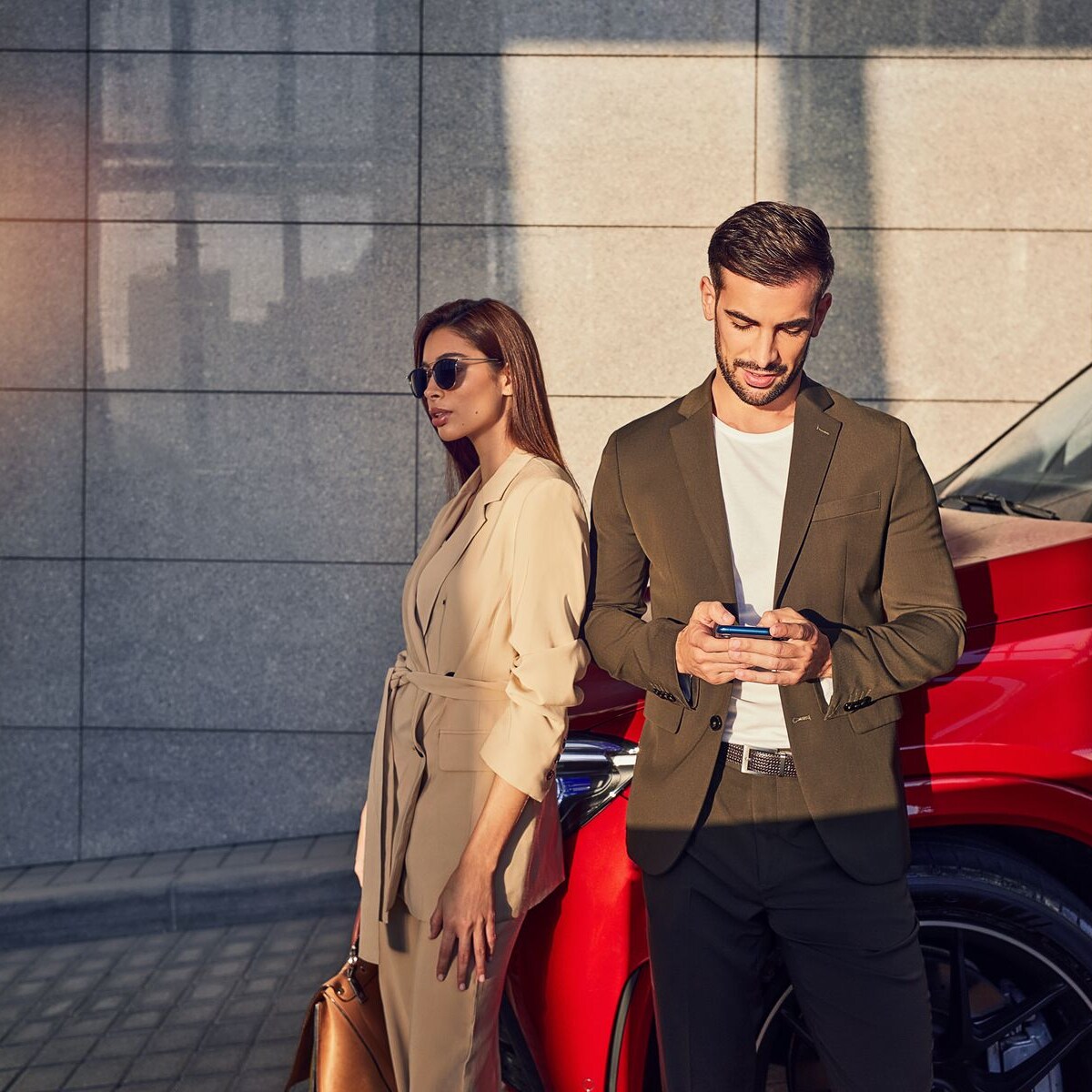 Duas pessoas entram em contato com a Mercedes-Benz