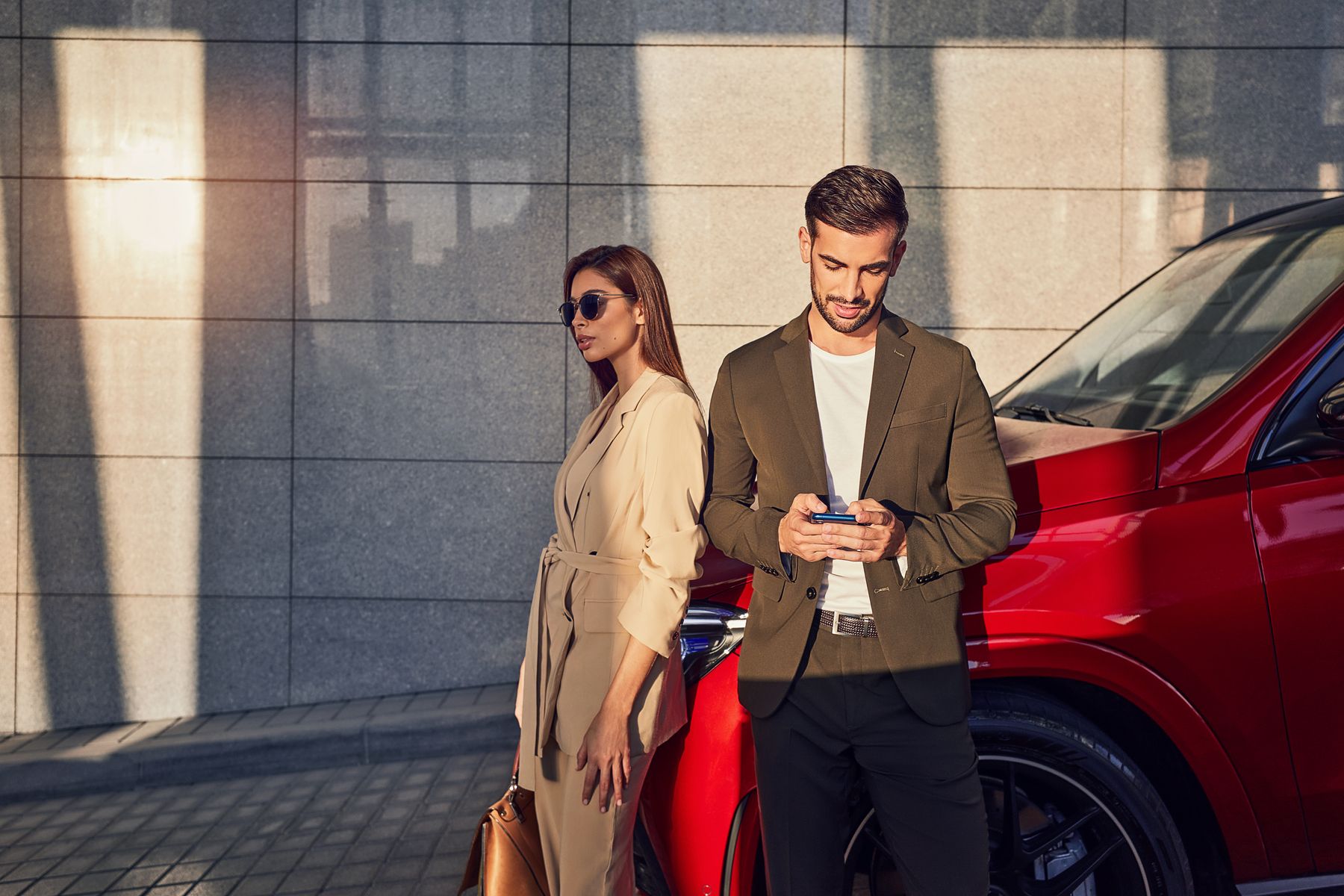 Contato Duas pessoas entram em contato com a Mercedes-Benz