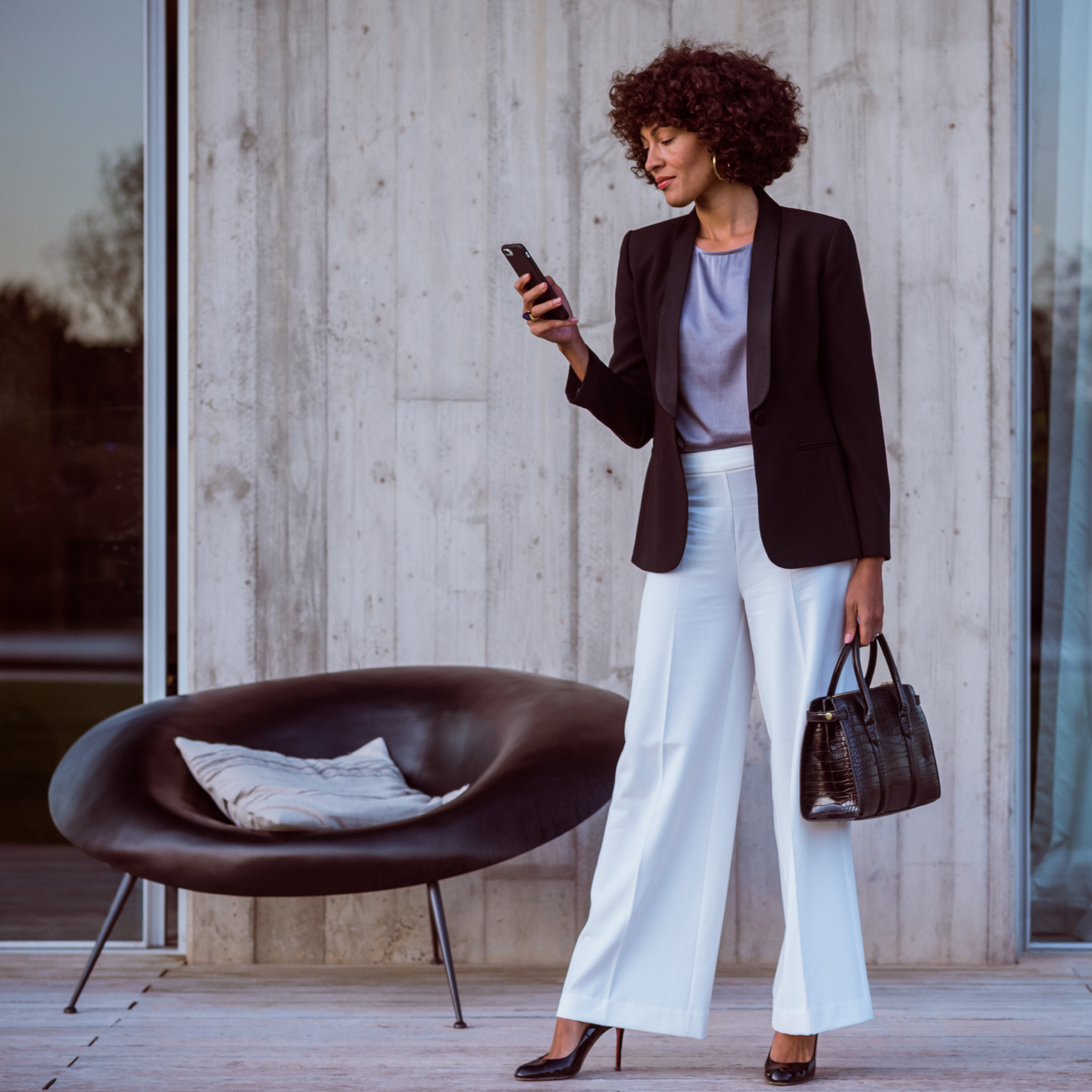 Uma mulher se conecta ao seu Mercedes Benz pelo smartphone, pelo aplicativo Mercedes me e com sua Mercedes me ID. Uma mulher se conecta ao seu Mercedes Benz pelo smartphone, pelo aplicativo Mercedes me e com sua Mercedes me ID.