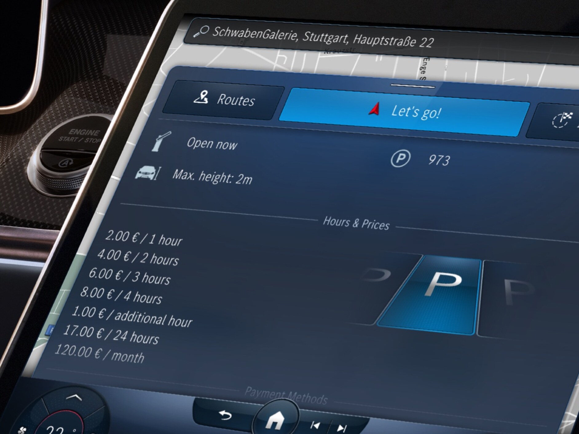 Na tela do sistema multimídia MBUX, as vagas de estacionamento disponíveis são exibidas junto com seus preços graças à funcionalidade digital extra Navegação para serviço de estacionamento.