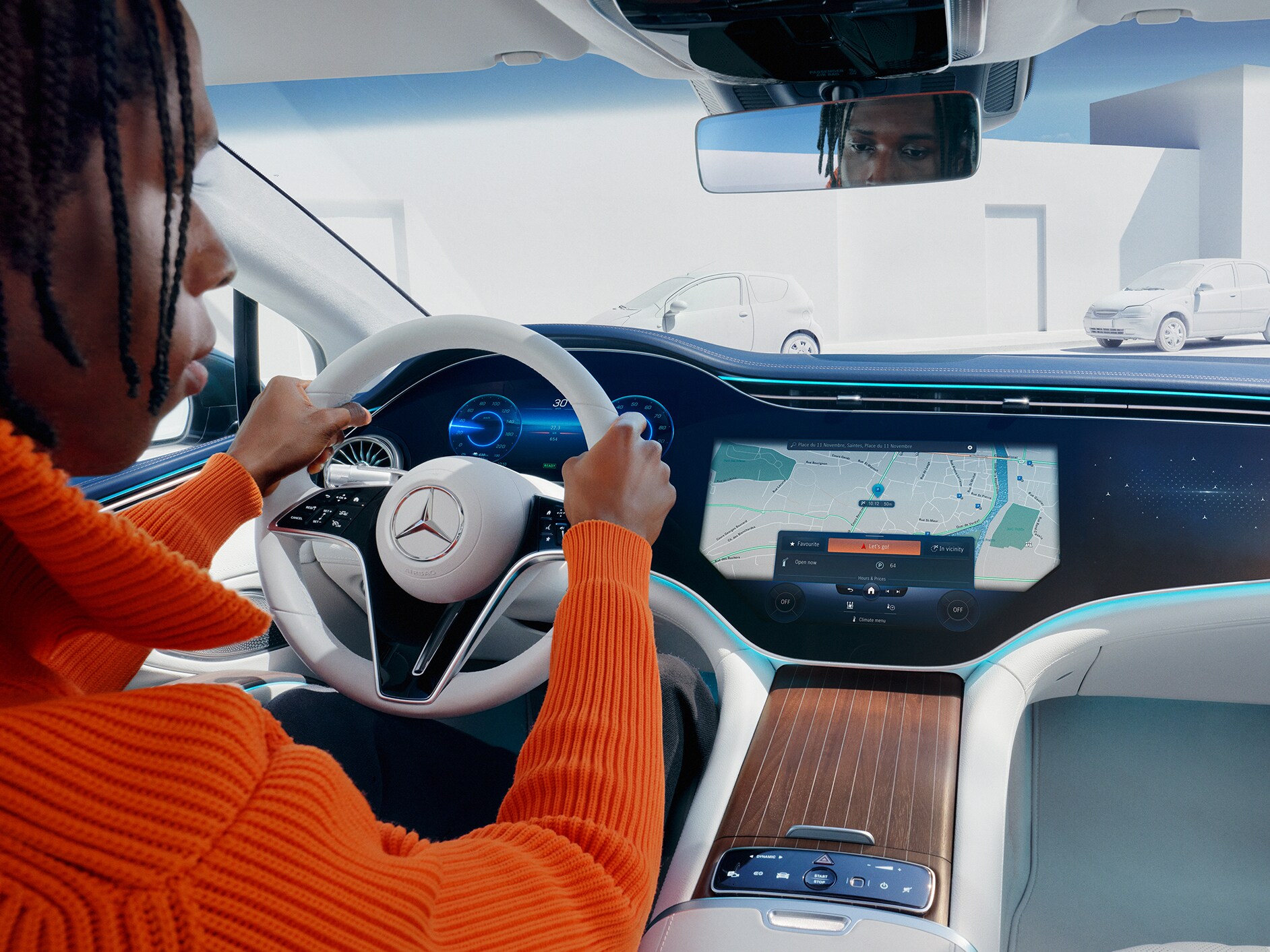 Um homem utiliza o assistente de voz MBUX em seu veículo.