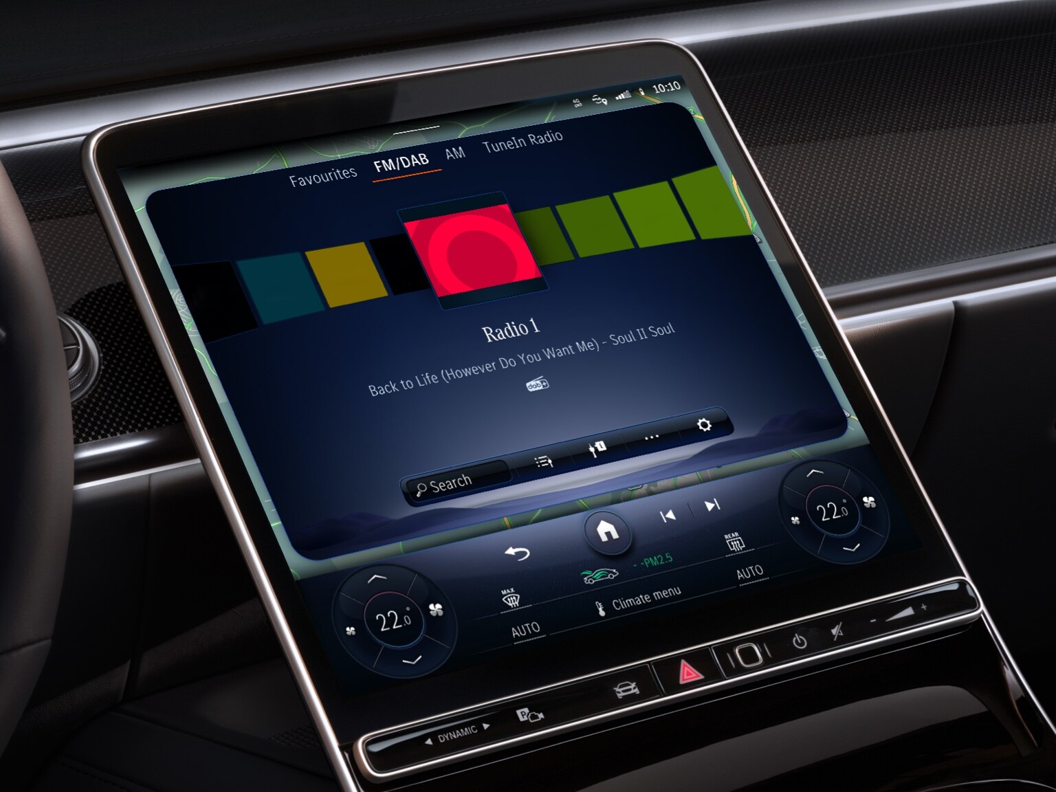 O sistema multimídia MBUX mostra em um Mercedes-Benz emissoras de rádio do mundo inteiro graças aos Pacotes de Entretenimento.
