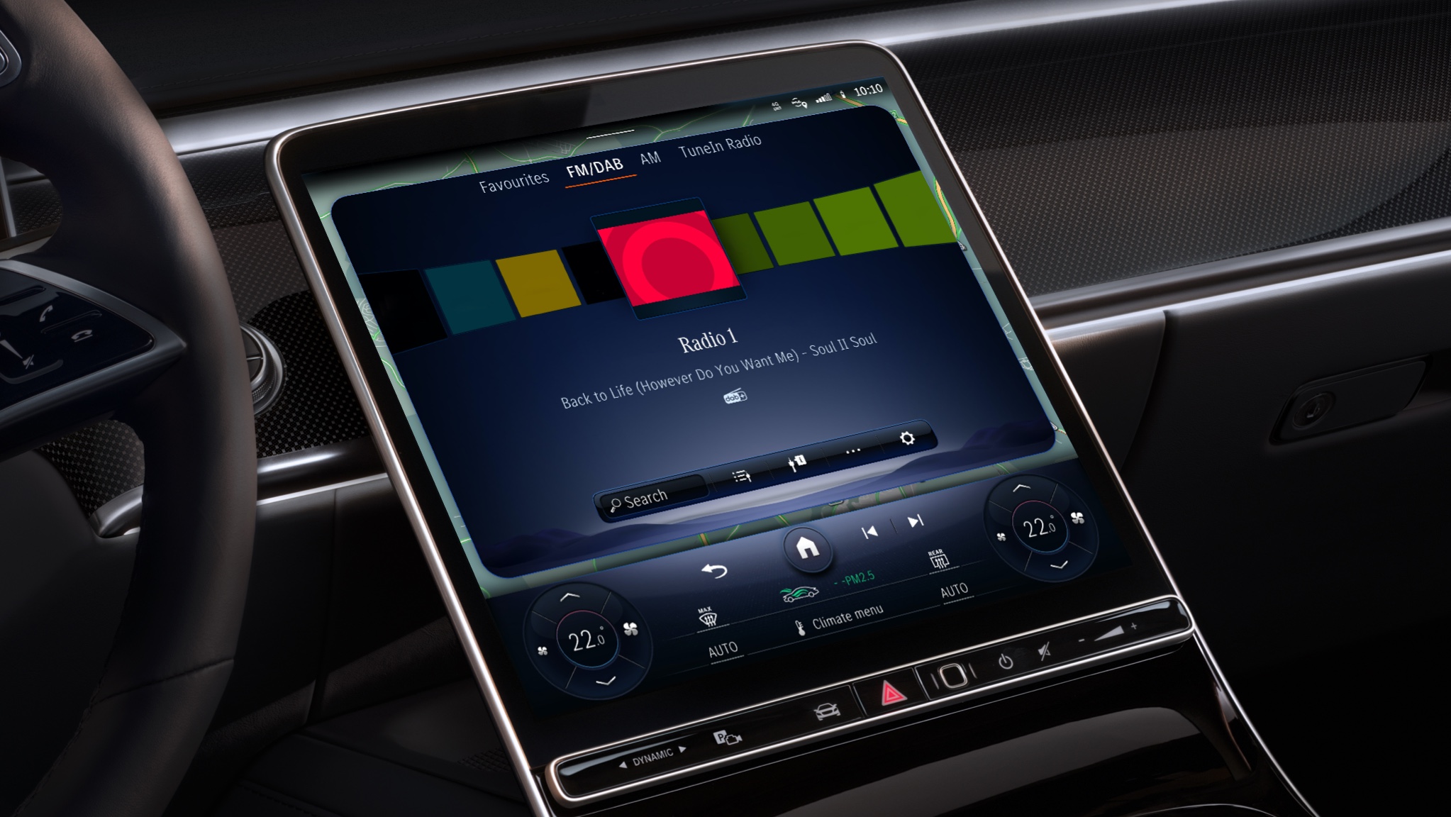 Rádio aumentado | Entretenimento | Mercedes-Benz O sistema multimídia MBUX mostra em um Mercedes-Benz emissoras de rádio do mundo inteiro graças aos Pacotes de Entretenimento.