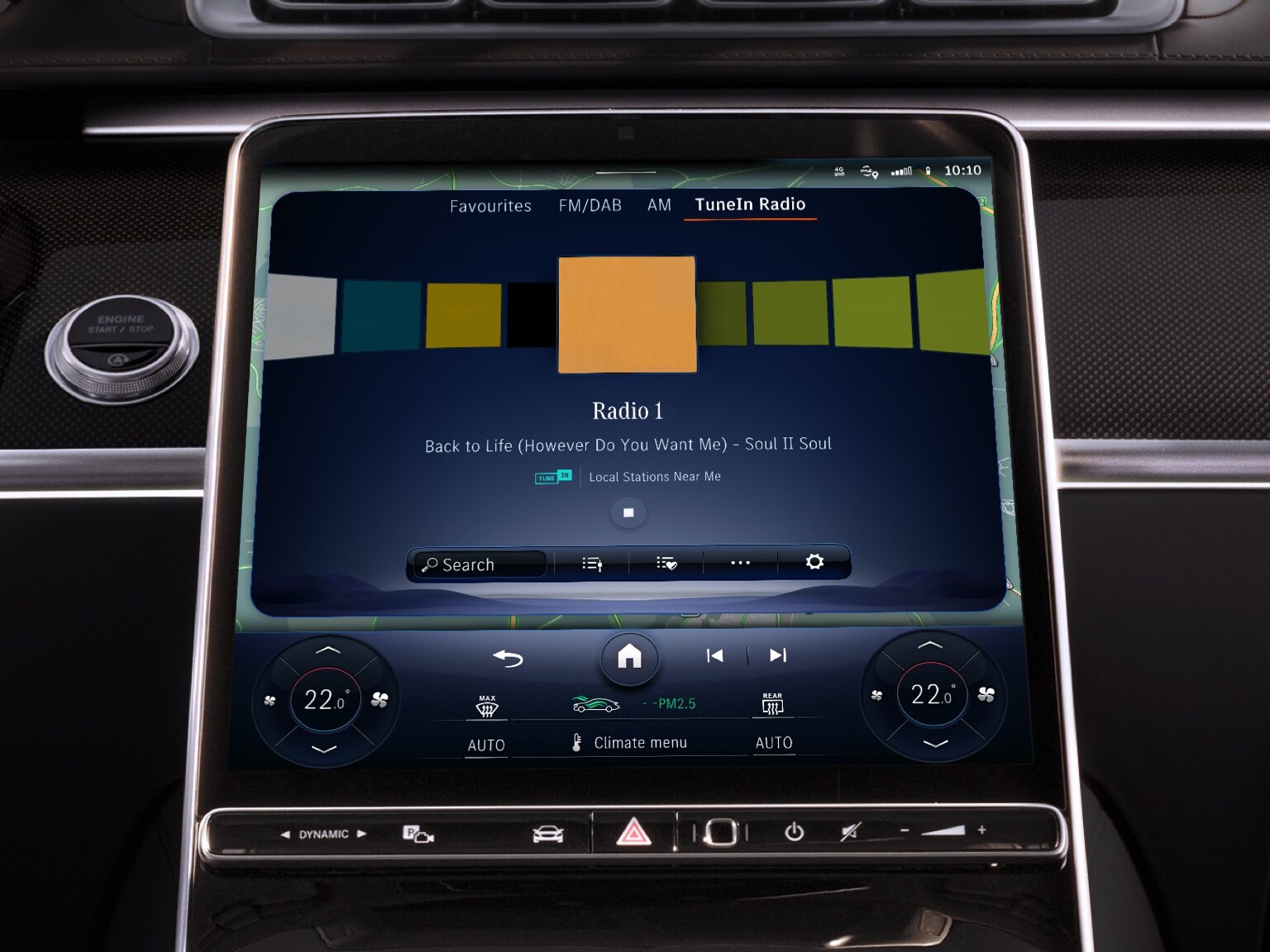 O sistema multimídia MBUX mostra em um Mercedes-Benz informações adicionais, como intérprete, título e capa do álbum, graças ao Pack Entretenimento.