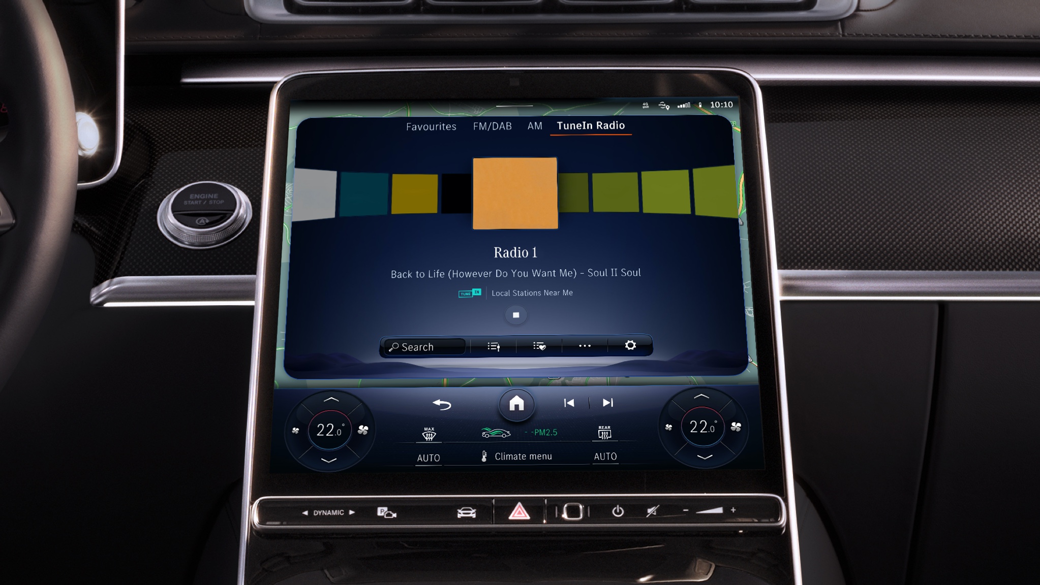 Rádio Internet | Entretenimento | Mercedes-Benz O sistema multimídia MBUX mostra em um Mercedes-Benz informações adicionais, como intérprete, título e capa do álbum, graças ao Pack Entretenimento.