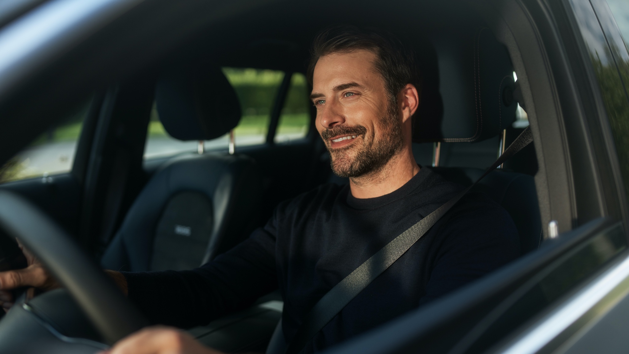 Seguir serviço de rádio | Entretenimento | Mercedes-Benz Um homem escuta rádio internet sem interrupção no seu Mercedes-Benz graças ao Pack Entretenimento.